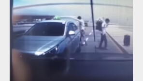 김해공항 사고, 승객 짐 내려주다 BMW에 ‘퍽’…새 블랙박스 영상에 여론 격앙