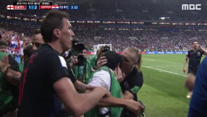크로아티아 결승골 세레모니 때 밑에 깔린 기자, ‘인생사진’ 득템