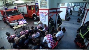 [영상] 월드컵 응원 도중 ‘초고속’ 출동 크로아티아 소방관들, 진한 감동