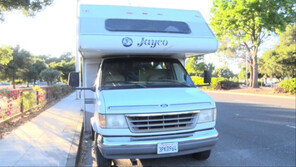 “실리콘밸리서 집은 꿈도 못 꿔”…캠핑카에서 먹고 자는 사람들