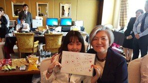 “고백받은 강경화 장관·비상식량 컵라면”…靑, 인도·싱가포르 순방 B컷 공개