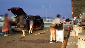 ‘BMW 질주 사고’ 이틀뒤에도… 공항 도로중간 짐하차 위험천만