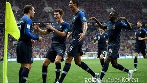[월드컵 결승전] ‘만주키치 자책골’  프랑스, 크로아티아에 1-0 리드