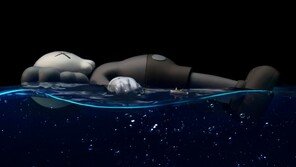 롯데, 한 달간 잠실 석촌호수에 ‘카우스’ 띄운다