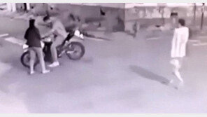 경찰인 줄 모르고…오토바이 강탈 시도 10대,  총탄에 사망