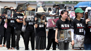 [청계천 옆 사진관]폐사한 개 사체 10구 ‘장례 퍼포먼스’…광화문 개식용 반대집회 