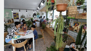 풀향기 따라 책방으로… “꽃집에서 ‘책의 향기’ 느껴보세요”