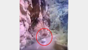 산악도로 달리던 車 위로 바위가 ‘쿵’…탑승자 4명 ‘구사일생’