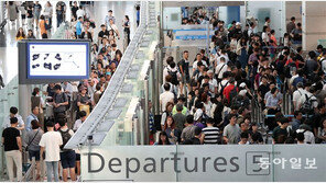 본격 휴가시즌… 인천공항 북적