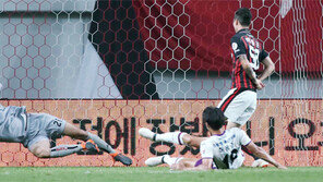 돌아온 ‘괴물 수비수’, 체력은 안 돌아왔나봐…