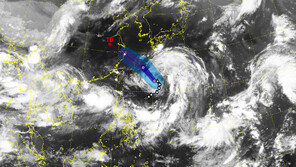 제10호 태풍 암필, 찜통더위 한반도 식혀줄 ‘착한 태풍’ 가능성 全無?