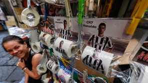 호날두 두루마리 화장지, 伊 나폴리 등장…라이벌 의식 ‘어마어마’