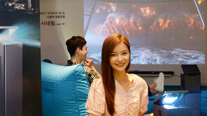 “150인치 화면으로 4K 초고화질 즐기세요”