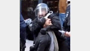 수행비서가 시위대 무차별 폭행… 정치적 위기 휩싸인 마크롱