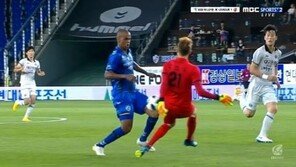 조현우, 데뷔 6년 만에 첫 퇴장…골키퍼가 어쩌다?
