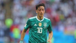 외질, 독일 국가대표 은퇴 선언 “이길 땐 독일인, 질 땐 이민자…인종차별 느껴”