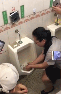 [영상]소변기 문댄 음식 먹으며 “완전 청결” 中식품회사 간부의 무리수