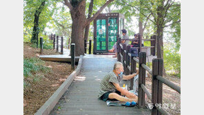 숲속에서 더위 식히는 시민들