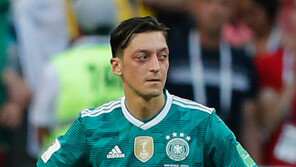 “이기면 독일인 지면 터키 이민자… 인종차별 전차군단 마크 떼겠다”