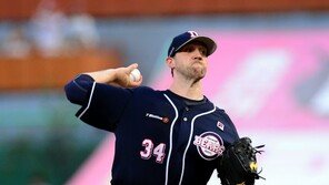 [포토] 린드블럼 ‘연승은 내 손으로~’