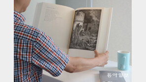가로 28cm 판화성서… 1504쪽 요리책… 큰 책, 묵직한 감동 