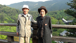 흙탕물 차오르는 상황에서… 꼭 껴안고 마지막 길 함께한 老부부 