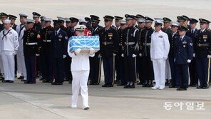 [동아포토]정전협정기념일에 오산기지 도착한 미군 유해