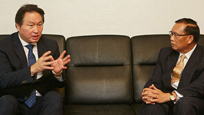 최태원회장 “라오스 상처 치유에 최선” 112억 전달