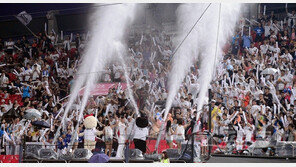 ‘13승 6패’ KT 워터페스티벌, 물벼락으로 잡은 승리와 팬심