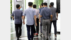 반바지는 속옷? 아무리 더워도 반바지는 못 입는 男직장인들