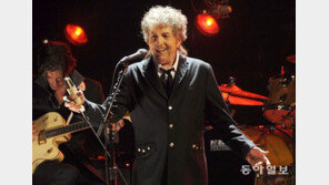 인사말도 없이 노래만… 원곡 비튼 2시간 웅변