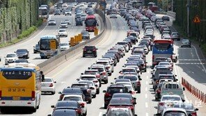 본격 피서시즌… 숨막히는 고속도로