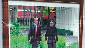 베이징 北대사관, 文대통령-트럼프 사진 처음 내걸어