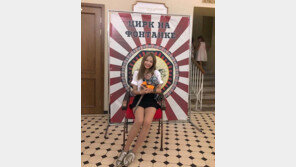 [내가 왜 떴게?] 하연수, 전범기 사진논란…전범기 닮은 포토존서 인형 안고 ‘찰칵’ 外