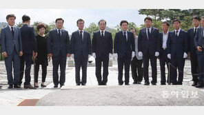 ‘노무현 묘소’ 앞에 선 김병준 “야당 잘돼야 문재인 정부도 긴장할 것”