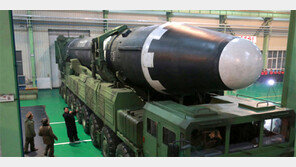 종전선언 외치는 北, 뒤에서 ICBM 개발