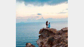 그리스 산토리니서 영화같은 프러포즈 커플 어디에…전 세계가 찾아나서