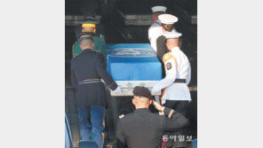 하늘색 유엔기에 덮여… 65년만에 ‘집으로’