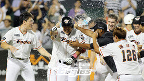 끝내기 ‘3점 홈런’ 정근우, 한화 3연속 위닝 시리즈 앞장