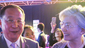 남북 외교장관 ARF 만찬장 조우… 리용호, 별도 회담은 거부