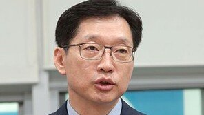 김경수 특검 출석 때 분홍 장미꽃 ‘휙휙’ …“당당하게 다녀와라”