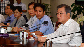 휴가서 돌아온 문재인 대통령 “실사구시로 규제 혁신”