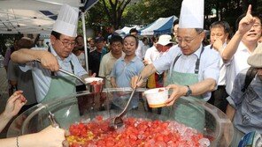 [청계천 옆 사진관] 박원순 서울시장의 ‘화채 나눠주기 퍼포먼스’