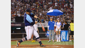 울산 기형적 파울 폴이 삼킨 이대호 홈런