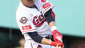 대기록 놓친 전준우, 추락 중인 LG에겐 저승사자였다