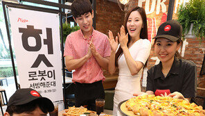 손님 테이블로 피자 갖다주는 로봇