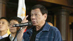 두테르테, 부패 경찰관들에 “개××, 죽여버릴 것”