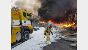 파주 도장공장서 불나 2명 부상, 검은 연기 일대 뒤덮어…