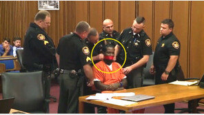 [영상] ‘그입 다물라’ 판사가 피고인 입 테이프로 막은 이유…