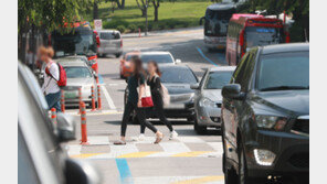 차량 사이 사이로 ‘아찔’…신호등 없는 횡단보도 교통사고